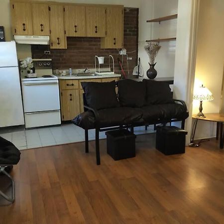 Awesome Cozy 1 Bedroom Coachhouseトロント エクステリア 写真