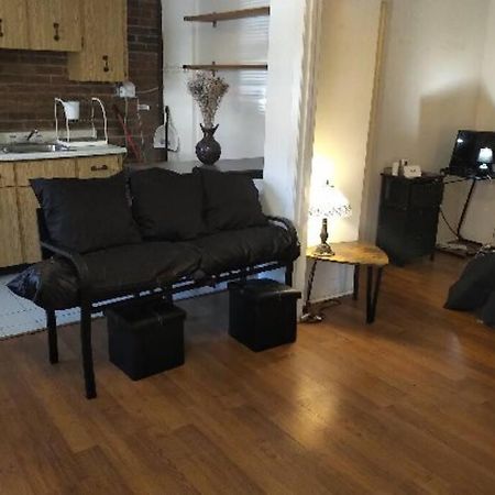 Awesome Cozy 1 Bedroom Coachhouseトロント エクステリア 写真