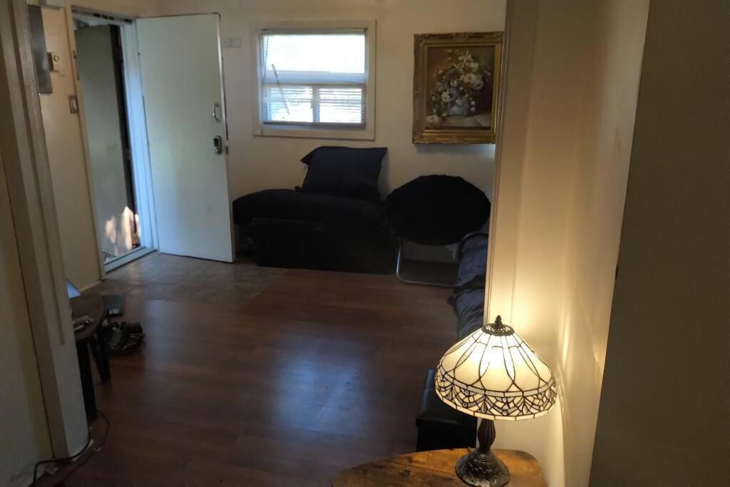 Awesome Cozy 1 Bedroom Coachhouseトロント エクステリア 写真